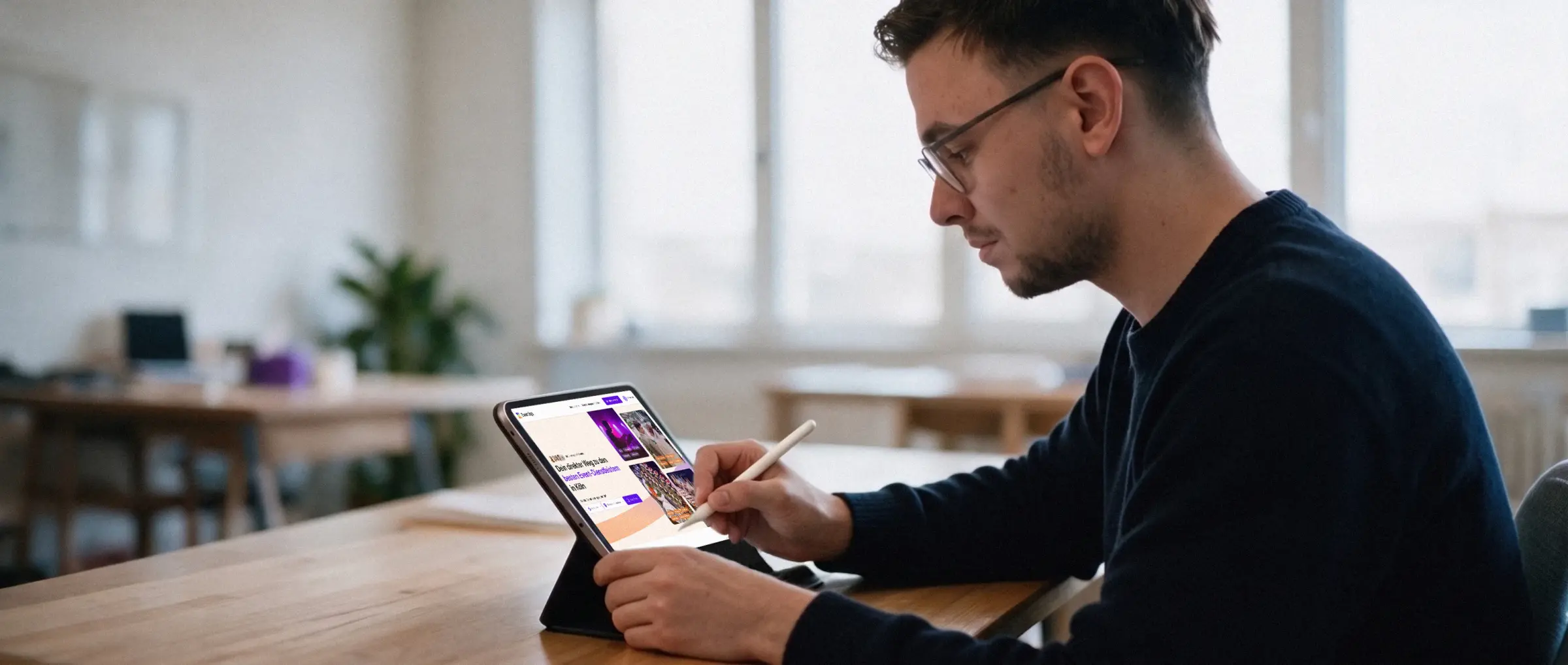 Alex Dreger skizziert am iPad mit dem Apple Pencil den Aufbau einer Website