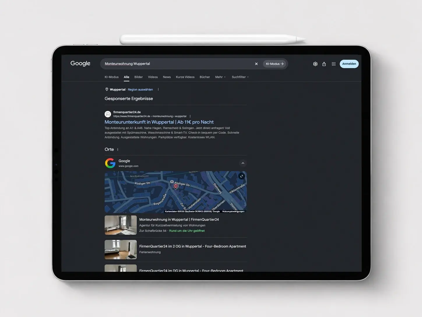 iPad mit Apple Pencil, auf dem Bildschirm die Google-Suche „Monteurwohnung Wuppertal“ mit Anzeige und Maps-Einträgen von FirmenQuartier24