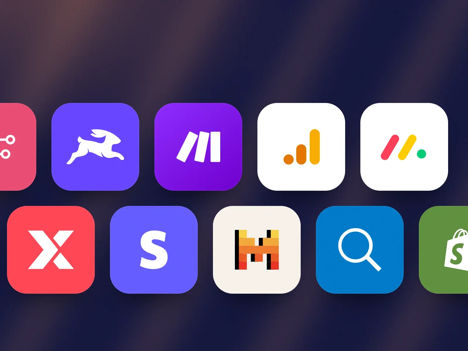 App-Symbole angebundener Tools: n8n, Directus, Make, Google Analytics, monday.com, Lexware, Stripe, Mistral AI, SISTRIX und Shopify