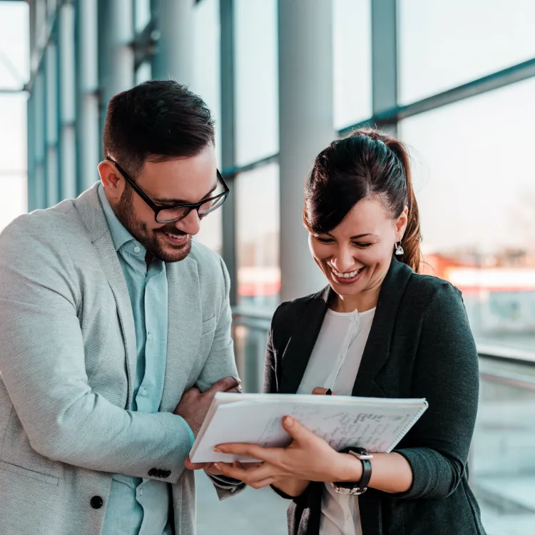 Eine Frau berät einen anderen Mann in einem Business Coaching